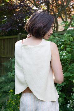 Split Back Linen Tank Tutorial | Fabrics-Store.com - The Thread Easy Clothes Sewing, Linen Top Pattern, Blouse Pattern Free, Blouse Tutorial, Sewing Top, Sewing Blouses, Sewing Tops, Minimal Wardrobe, Tank Top Pattern