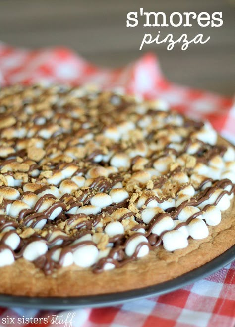 Six Sisters Recipes, Dessert Pizzas, Pizza Sugar Cookie, Dessert Pizza Recipes, Sweet Pizza, Smores Dessert, Graham Cracker Cookies, Six Sisters Stuff, Cookie Pizza