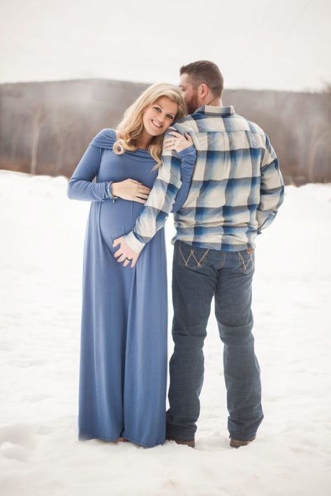 Twin Maternity Photos, Snow Maternity Photos, Winter Pregnancy Photoshoot, Winter Maternity Pictures, Winter Maternity Shoot, Maternity Photography Winter, Winter Maternity Photos, Maternity Photography Family, Maternity Photo Ideas