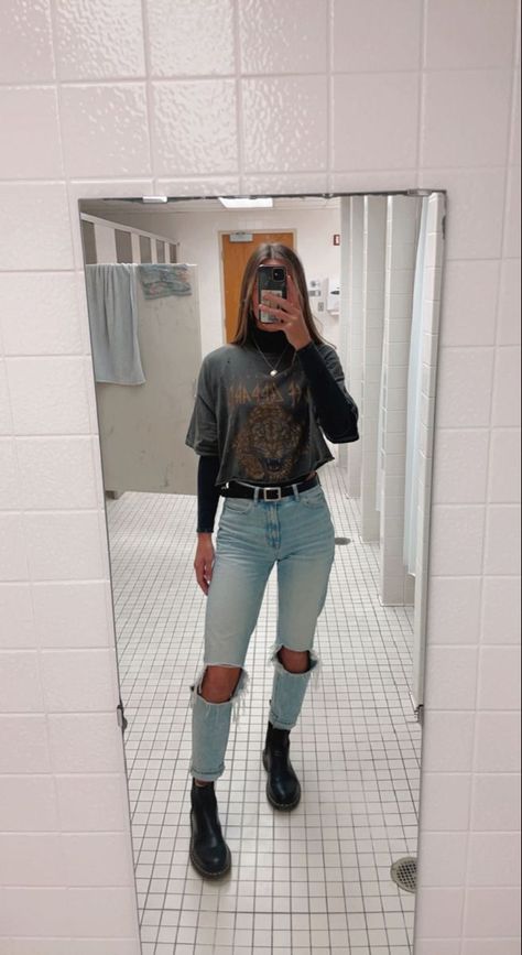 Hipster Woman Outfits, Jessie Murph Concert Outfits, Concert Outfit For Cold Weather, Concert Outfit Jessie Murph, Concert Outfit Ideas Jessie Murph, Edgy Fall Outfits Grunge Rocker Chic, Cute Going Out Outfits Night Casual Club, Pop Concert Outfit Ideas Fall, Cute Outfits With Turtlenecks