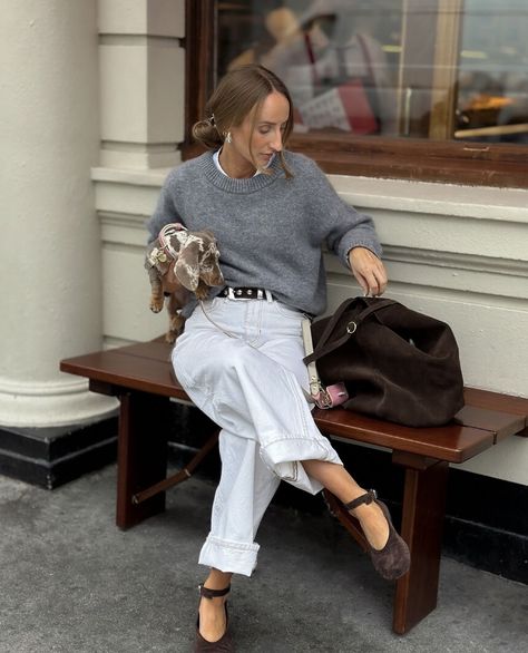 Suede Brown Bag Outfit, Suede Shoes Outfit Women, Chocolate Bag Outfit, Copenhagen Style Fall 2024, Chocolate Brown Bag Outfit, Suede Outfit Women, Brown Suede Bag Outfit, Suede Bag Outfit, Brown Bag Outfit