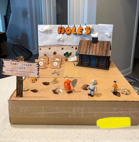 Holes Book Project Ideas, Science Diorama, Holes Movie, Holes Book, Roses Tutorial, Book Report Projects, Classroom Assessment, Fall Board, Book Art Projects