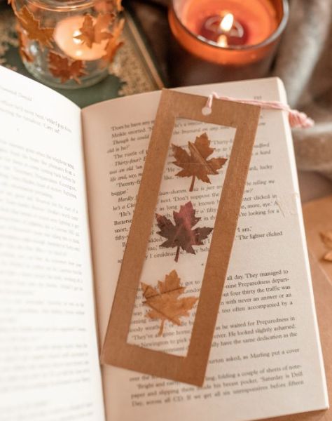 Small Book Diy, How To Display Bookmarks, Bookmakers Ideas, Bookmarkers Diy, Bookmark Display, Leaves Bookmark, Autumn Bookmark, Bookmark Diy, Leaf Bookmark