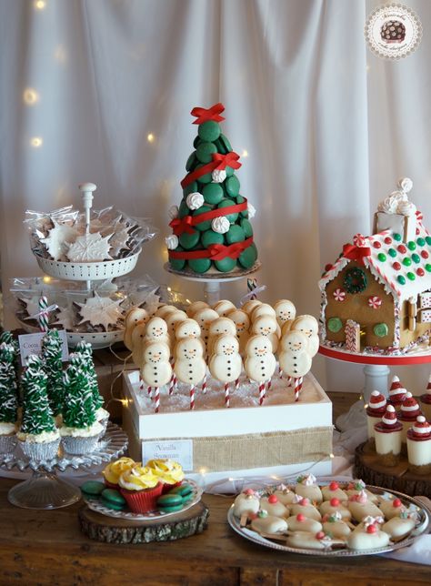 Sweet Christmas Table - Mericakes - Cake Designer Christmas Party Candy Table, Christmas Party Sweets Table, Christmas Birthday Table Decor, Desert Table Ideas Christmas, Christmas Display Table, Dessert Table Christmas Party, Christmas Desert Table Party, Dessert Table Ideas Christmas, Christmas Cookie Table Display