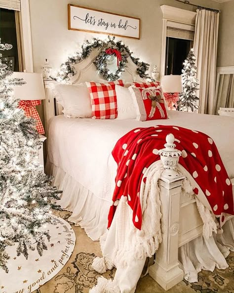 Christmas Beds, Christmas Guest Room, Christmas With Baby, Christmas Room Ideas, Bedroom Christmas Decorations, Christmas Bedrooms, Christmas Decor Idea, Rustic Farmhouse Christmas, Bedroom Christmas Decor