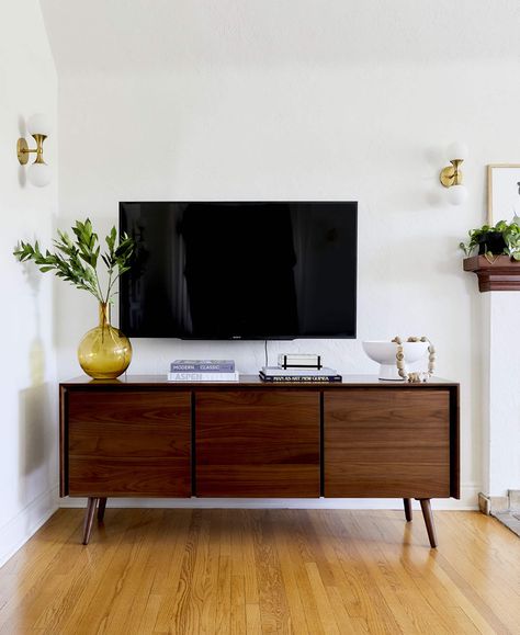 4 Ways to Style That Credenza for "Real Life" + Shop Our Favorite Credenzas | Emily Henderson #stylingtips #homedesign #interiors Tv Styling, Living Room Credenza, Credenza Tv Stand, Credenza Styling, Decor Small Living Room, Tv Credenza, Credenza Decor, Trending Home Decor, Home Refresh