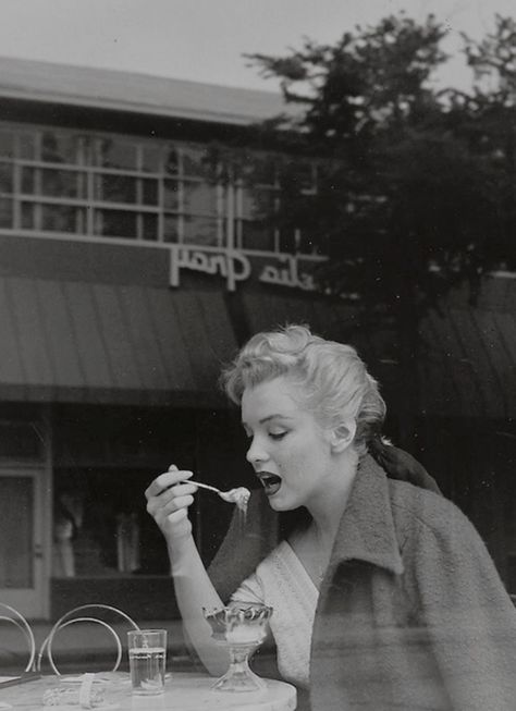 Marilyn would often stop at  Wil Wright’s icecream parlor for a hot fudge sundae on her way home from her evening  drama classes. Sabrina 1954, Norma Jean Baker, Marilyn Monroe Art, Gentlemen Prefer Blondes, Eating Ice, Joe Dimaggio, Eating Ice Cream, Marilyn Monroe Photos, Actrices Hollywood