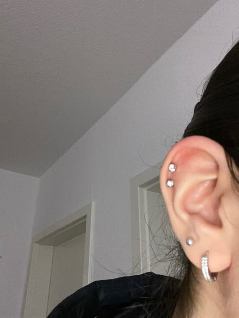 Piercings Ear Helix Ideas, Piercings Double Helix Ear, Thirds And Helix Piercing, Tragus Helix And Lobe Piercing, Snake Bite Piercing Ear, Earring Piercing Ideas, Helix Piercing Ideas, Therapy Vision Board, Double Helix Piercings