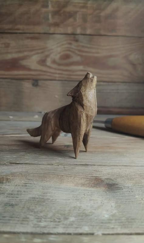 Hand Carved Animals, Wooden Animal Sculpture, Small Wood Sculpture, Dog Wood Carving, Flat Plane Carving, Wood Carving Art For Beginners, Whittling Projects For Beginners, Wood Carving Ideas Beginner, Small Wood Carving