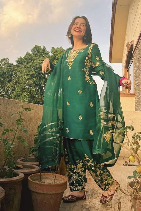 Party Punjabi Suits Indian Weddings, Bridal Trousseau Outfits, Suit Embroidery Designs Punjabi, Traditional Punjabi Outfits, Punjabi Suits Designer Boutique Wedding, Green Salwar Suit, Green Suit Women, Long Kurti Patterns, Punjabi Wedding Suit