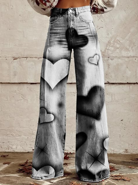 Pants Design Ideas, Cute Pants Outfits, Designed Pants, Graphic Jeans, Heart Jeans, Ropa Upcycling, Street Style Outfits Casual, Grey Heart, Diy Pants