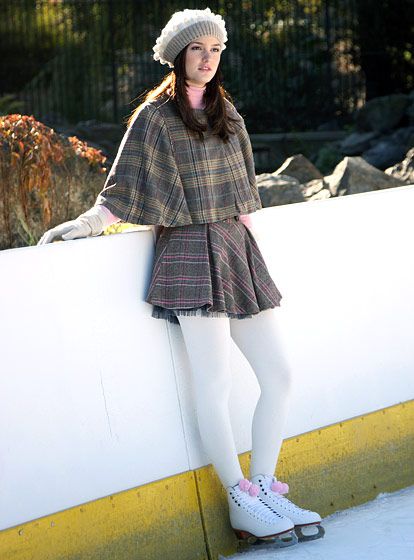 Season 1, Episode 11. Blair Waldorf (Leighton Meester) goes ice skating in a Zara Kids skirt and a capelet by H Mode Gossip Girl, Estilo Gossip Girl, Estilo Blair Waldorf, Blair Waldorf Outfits, Blair Waldorf Gossip Girl, Gossip Girl Style, Stile Blair Waldorf, Blair Waldorf Style, Gossip Girl Aesthetic