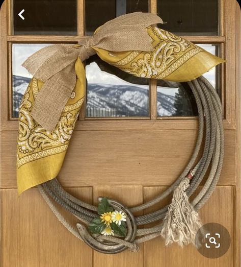 Cow Room, Lariat Rope Crafts, Cowboy Lasso, Rope Wreath Diy, Western Wreaths, Rope Wreath, Horseshoe Crafts Projects, Cowboy Crafts, Horseshoe Projects