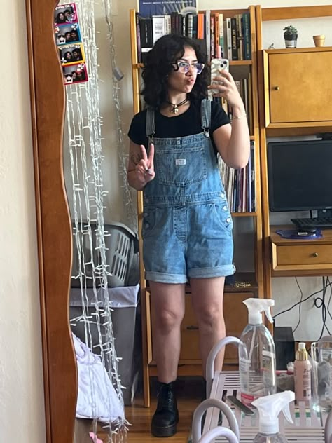 How To Style Short Overalls, Girly 90s Outfits, Enby Vibes, Shorts Overalls Outfit, Short Overalls Outfit, Overalls Outfit Short, Overalls Outfit Summer, Overall Shorts Outfit, California Fall