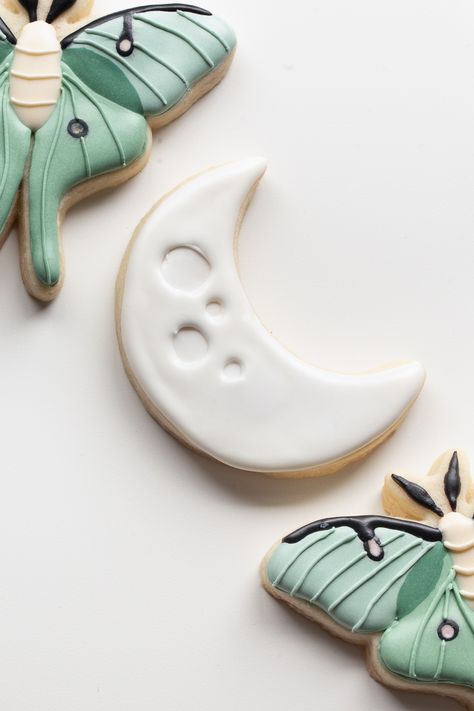 Moth Cookies, Moon Cookies Decorated, Moon Sugar Cookies, Sugar Cookie Decorating Ideas, Moon Cookies, Sugar Cookie Decorating, Sugar Dough, Halloween Sugar Cookies, Cookie Decorating Ideas