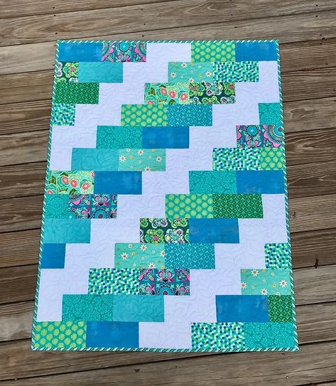 Colchas Quilting, Tshirt Quilt, Patchwork Blanket, Lap Quilts, Beginner Quilt Patterns, Jellyroll Quilts, Easy Quilt Patterns, Quilt Baby, Layer Cakes