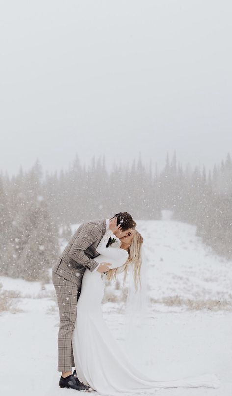 Winter Wedding Dress Mountains, Winter Snow Elopement, Wedding Snow Pictures, Winter Mountain Wedding Dress, Winter Bridal Photoshoot, Snowy Wedding Pictures, Winter Wedding Photoshoot, Winter Elopement Photography, Snow Wedding Pictures