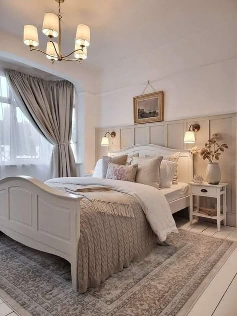 Small Luxurious Bedrooms, Council House Bedroom Ideas, Guest Bedroom Wall Ideas, Small Guest Bedroom Decor, Small Main Bedroom Ideas, Main Bedroom Decor Ideas, Small Double Bedroom Ideas, Minimalist Guest Bedroom, Bedroom Paneling