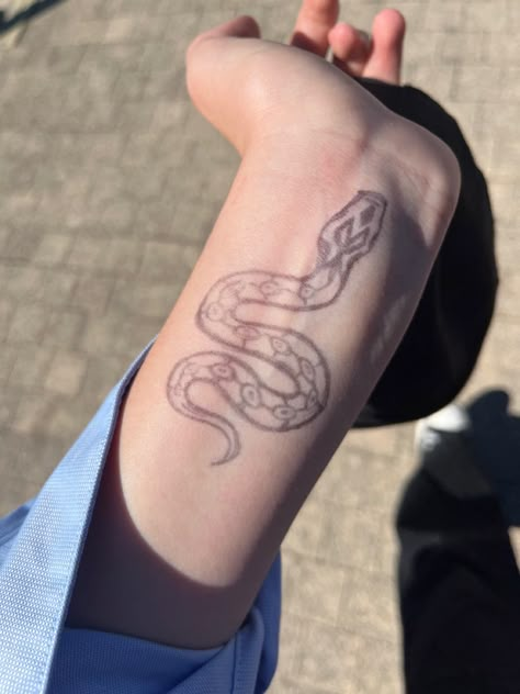 Drawing On Ur Hand Ideas, Drawing On Arm Ideas Pen, Arm Pen Tattoo, Pen Drawings On Arm, Wrist Doodles, Things To Draw On Your Hand With Pen Easy, Hand Art With Pen, Stuff To Draw On Your Arm, Easy Hand Drawings On Hand