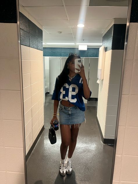 Jersy Girls Outfit, Over Sized Jersey Outfits, Jersey Skirt Outfit Summer, Styled Jersey Outfit, Jean Skirt And Jersey Outfit, Jersey Tailgate Outfit, Homecoming Outfits Football Game, Game Fits Women, Navy Blue Jersey Outfit