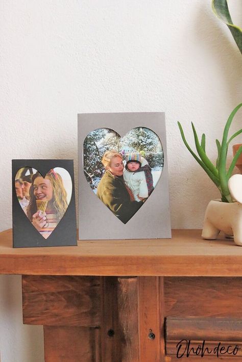 Have fun making a heart-shaped photo frame with paper in less than 10 minutes. This easy papercraft is perfect to frame your favorite pictures. This craft is super easy to make, you just have to print the template on cardstock and you can start making your paper photo frame.You can get the template on my blog. There are 2 size templates available: one for 4x6 inches photos and one for smaller pictures of 4 1/2 x 3 1/2 inches.Take the front piece of the frame and cut it following th… Photo Frame With Paper, Inexpensive Birthday Gifts, Paper Photo Frame, Cardboard Photo Frame, Diy Gift Bow, Diy Photo Frame, Diy Porch Decor, Diy Window Treatments, Diy Home Accessories