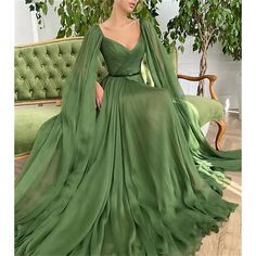 Olive Gown, Dress Tips, Soiree Dress, Effortless Fashion, Evening Party Gowns, Evening Gowns Elegant, Prom Dresses Vintage, Pretty Prom Dresses, Green Prom Dress