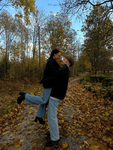 Thanksgiving Couple Aesthetic, Couples Thanksgiving Pictures, Holiday Couple Photos, Couples Poses Street Style, Cute Selfie Poses For Couples, Fall Couple Picture Ideas, Couples In Fall, Thanksgiving Couple Pictures, Cute Couple Fall Pictures