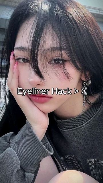 Easy Eyeliner, Asian Makeup Tutorials, Simple Makeup Tips, Simple Eyeliner, Beauty Makeup Tutorial, Lip Makeup Tutorial, Makeup Artist Tips, Easy Makeup Tutorial, Quick Makeup