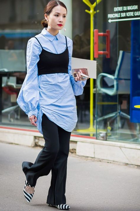 Layered tops street style blue blouse black bra top Crop Top Over Shirt, Crop Top Layering, Winter Street Styles, Street Style 2017, Layering Outfits, Layered Tops, Street Chic, Looks Style, Who What Wear