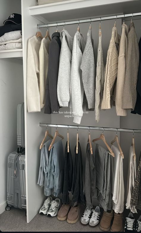 Minimal Wardrobe Organization, Tidy Room Inspiration, Closet Goals Aesthetic, Organized Closet Walk In, Minimalist Wardrobe Organisation, Minimalist Closet Organization Aesthetic, Minimal Wardrobe Aesthetic, Minimalist Wardrobe Aesthetic, Aesthetic Small Closet Ideas