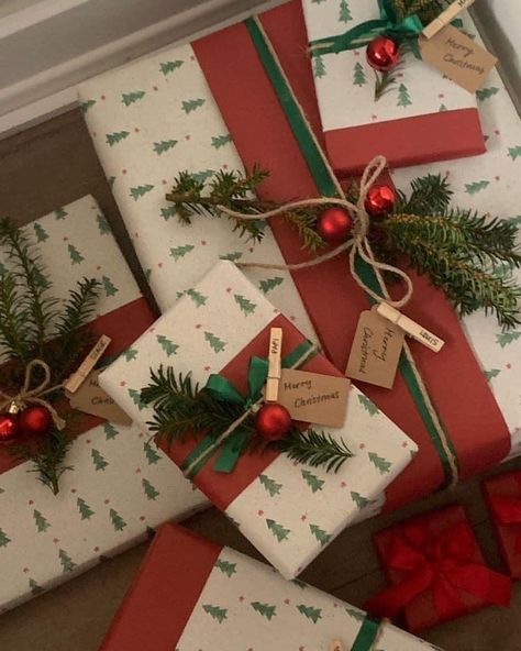 Fancy Christmas Wrapping, Aesthetic Christmas Wrapping, Christmas Presents Wrapped, Aesthetic Wrapping Paper, Presents Wrapped, Christmas Gift Wrapping Diy, Christmas Present Wrap, Xmas Gift Wrap, Christmas Dreaming