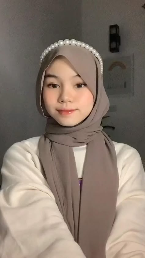 Ootd Hijab Topi Baret, Tutorial Hijab Pashmina Pake Topi, Tutor Pasmina Simple, Tutorial Pashmina Silk, Pasmina Tutorial, Hijab Tutorial For School, Hijab With Glasses, Tutorial Pasmina, Pashmina Tutorial