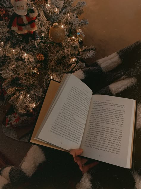 Reading In Winter Aesthetic, December Book Aesthetic, Cozy Christmas Reading, Cozy Christmas Book Aesthetic, Books Aesthetic Christmas, Winter Aesthetic Reading, December Mood Board Aesthetic, Reading Aesthetic Winter, Christmas Studying Aesthetic