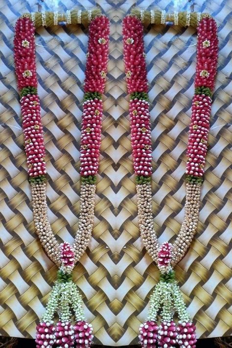 Garland For Indian Wedding, Pelli Dandalu For Engagement, Engagement Garlands Indian Simple, Simple Wedding Garland, Garlands For Engagement Indian, Maalai Designs For Reception, Muhurtham Malai Design, Engagement Flower Mala, Flowers Mala For Wedding