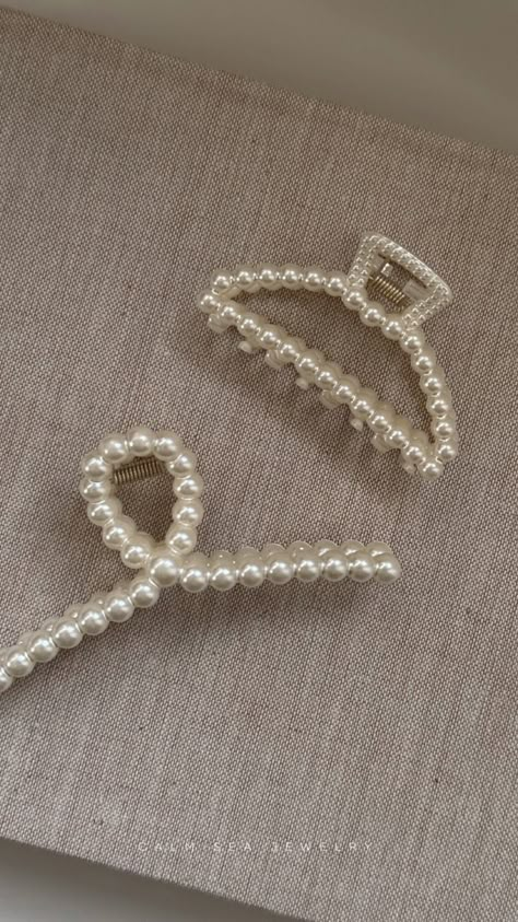 Aesthetic & Minimalist hair claw clips Hair Accessories Claw Clips, Cute Hair Accessories Aesthetic Clips, Pearl Hair Claw Clip, Hair Clips Pearl, Hair Claws Aesthetic, Claw Clips Cute, Cute Hair Claw Clips, Cool Hair Clips, Cute Hair Clips Aesthetic