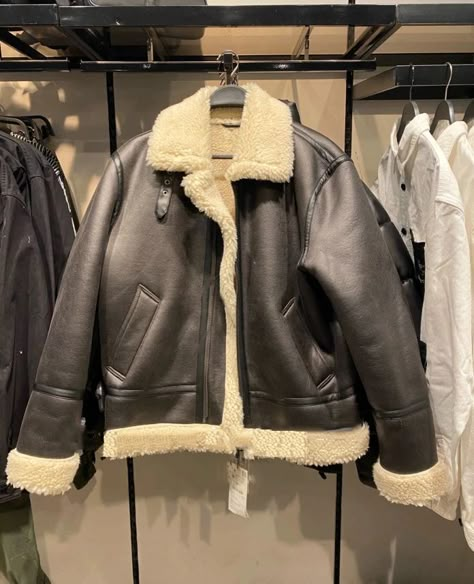 Polos Aesthetic, Lamb Jacket, Mens Luxury Lifestyle, Cosy Outfit, Biker Coat, Fashion Pose, Lamb Leather Jacket, Sheepskin Coat, Outfit Inspo Casual