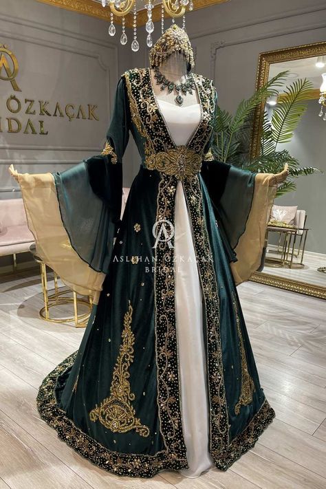 Turkish Bridal Dress, Turkish Royal Dresses, Turkish Henna Dress, Turkish Wedding Dress Traditional, Turkish Bridal Dresses, Arabian Nights Outfit, Henna Night Dress, Arabian Nights Dress, Arabian Kaftan