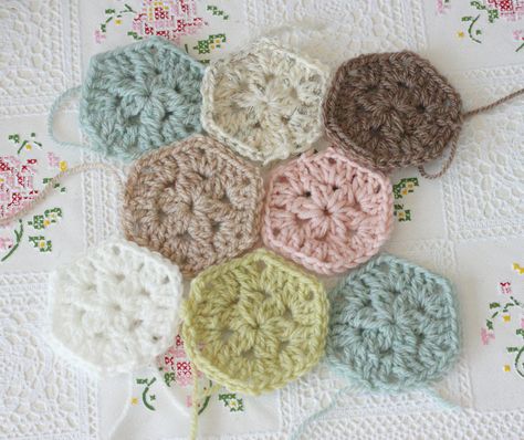 Coco Rose Diaries, Crochet Hexagon Blanket, Crochet Hexagons, Crochet Hexagon, Blanket Ideas, Crochet Quilt, Manta Crochet, Bed Runner, Crochet Granny Squares