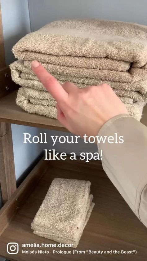 Folding Hacks, Fold Towels, Towel Folding, Folding Towels, Bathroom Towel Decor, How To Roll, Folding Techniques, Folding Ideas, Packing Hacks Clothes