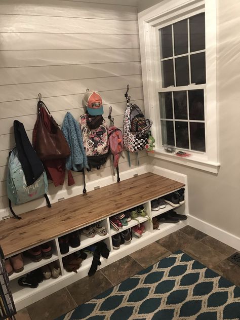 Laundry Room With Shoe Bench, Shoe Bench Diy, Diy Shoe Bench, Laundry Remodel, Diy Shoe Storage, Diy Mudroom Bench, Woodworking Projects Furniture, Long Bench, Mudroom Design