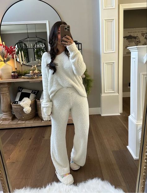 Cozy Sets Outfit, Fuzzy Set Outfit, Cozy Home Outfit Aesthetic, Home Outfit Comfy Winter, Cozy Pjs Winter, Winter Pjs Women, Pyjamas Aesthetic Winter, Cute Winter Pjs, Cozy Pajamas Aesthetic