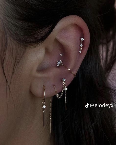 Ušný Piercing, Hair Heart, Minimalist Ear Piercings, Ear Peircings, Ear Piercings Chart, Cool Ear Piercings, Pretty Ear Piercings, Cool Piercings, Cute Ear Piercings