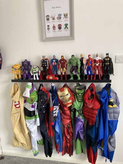 Marvel Toy Storage, Super Hero Toy Storage, Super Hero Storage Ideas, Marvel Avengers Bedroom Ideas, Superhero Costume Storage, Modern Marvel Boys Room, Modern Marvel Bedroom, Big Toys Organization Ideas, Marvel Bed Room