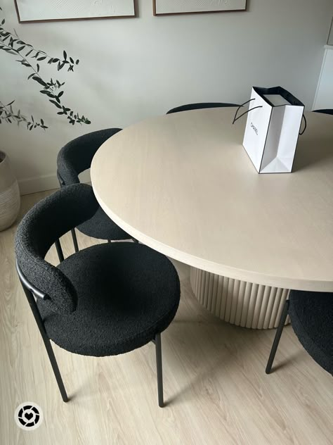 Black boucle. Round dining table Round Table Chair Ideas, Black Dining Chairs Round Table, Dining Room Boucle Chairs, Dining Table With Boucle Chairs, Black Boucle Dining Chairs, White Round Table With Black Chairs, Round Dinner Table Black, Circle Dining Table Design, Kitchen Table Design Ideas