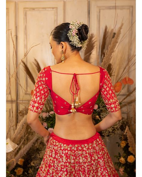 Red Saree Blouse Designs Latest, Bridal Lehenga Blouse Designs Back, Saree Blouse Designs Back, Back Design Saree Blouse, Back Neck Designs For Lehenga, Lehenga Blouse Back Designs Latest, Lehenga Blouse Back, Back Neck For Lehenga Blouse, Back Blouse Neck Designs