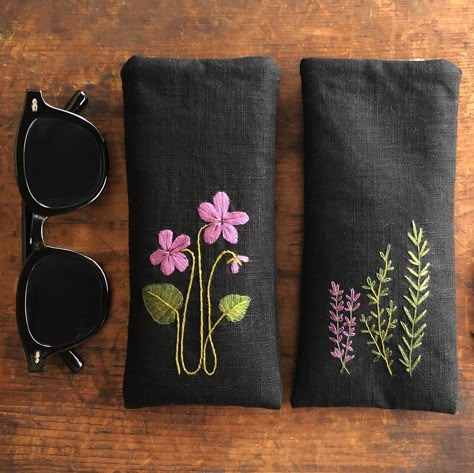 Embroidery Products Ideas, Glasses Embroidery, Embroidery Cases, Pochette Portable, Garden Embroidery, Handmade Fabric Bags, Simple Hand Embroidery Patterns, Diy Bag Designs, Diy Embroidery Patterns