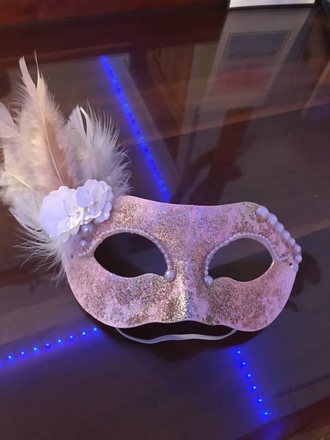 Fancy Mask Party Masquerade Ball, Easy Masquerade Mask, Face Mask Party Ideas, Feather Masquerade Mask Diy, Masquerade Mask Diy Prom, Masquarede Ball Masks Diy, Masquerade Ball Mask Diy, Diy Mask For Masquerade Ball, Diy Masquerade Mask Easy