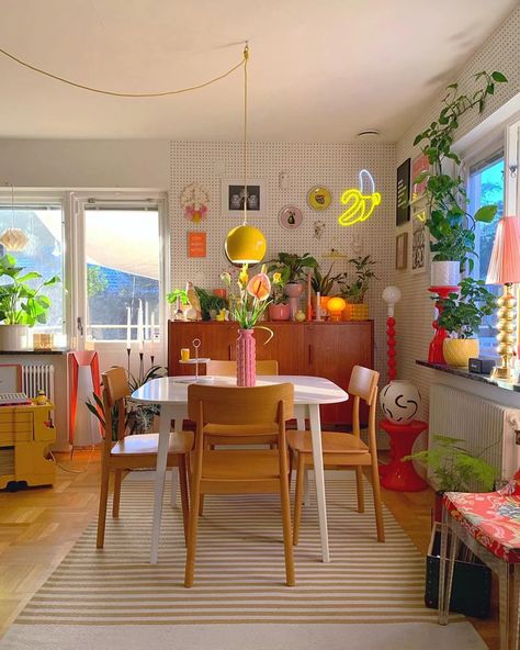 Swedish Homes, Retro Style Kitchen, Colorful Apartment, Deco Studio, Deco Retro, Kids Room Wallpaper, Home Decor Living Room, Style Deco, Apartment Decor Inspiration