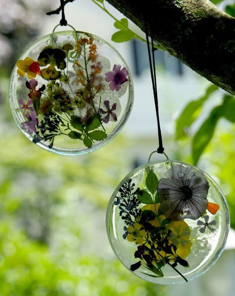 Preserving Flowers In Resin - Happy Family Art Diy Resin Flowers, Preserving Flowers, Resin Idea, Preserve Flowers, Seni Resin, Pressing Flowers, Drying Flowers, Flowers In Resin, Resin Ornaments