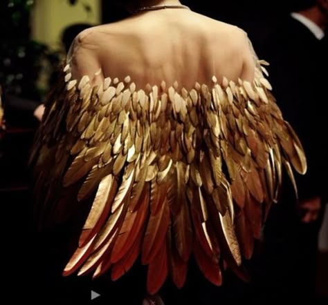 regal Kendra Saunders, جوني ديب, Laetitia Casta, Gold Feathers, Katniss Everdeen, The Hunger Games, Character Aesthetic, The Hunger, Gatsby